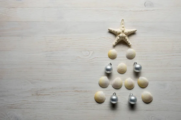 Árbol Navidad Conchas Marinas Estrellas Mar Sobre Fondo Azul — Foto de Stock