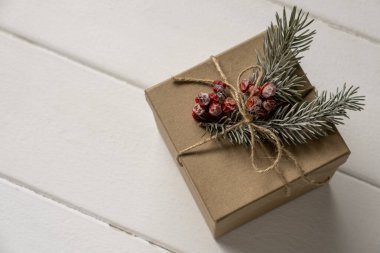 Beyaz ahşap arka planda Noel Baba sunumu