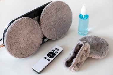 Elektrikli süpürge robotu cam pencereyi yıkıyor. Pencereleri ve aynaları temizlemek için evde robot asistan.