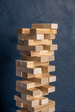 Masa oyunu. Tahta bloklardan yapılmış bir kule..