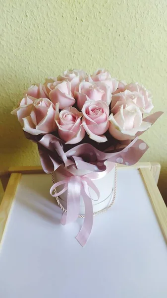 Прекрасный Букет Розовых Роз Коробке — стоковое фото