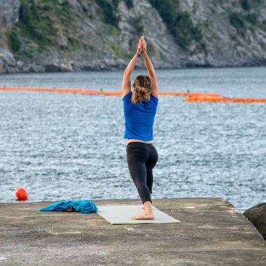İskelede yoga yaparken kadın