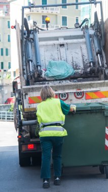 Kentsel geri dönüşüm atığı ve çöp hizmetleri