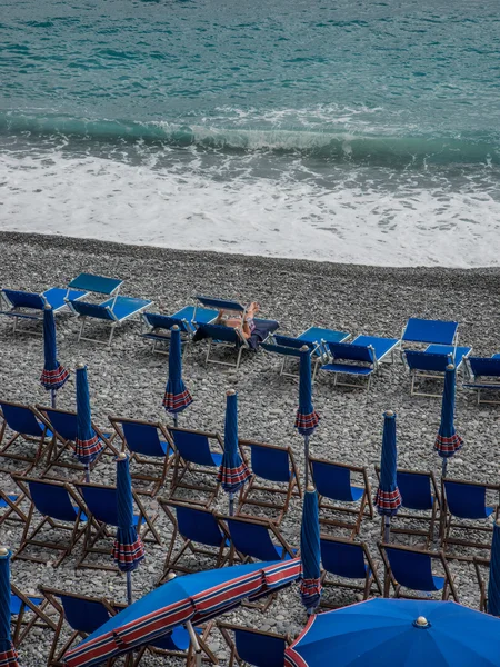 Praia de Camogli vazia com espreguiçadeiras — Fotografia de Stock