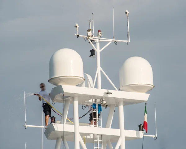 Dos trabajadores lavando yate — Foto de Stock