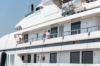 Erkek işçi yıkama yat