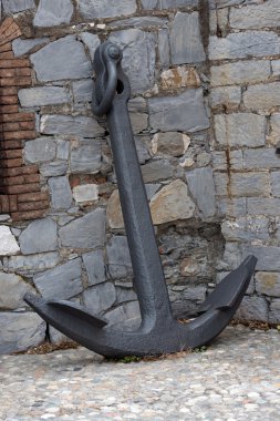 anchor disused leaning against a wall 