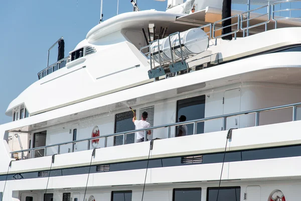 Lavaggio yacht operaio maschile — Foto Stock