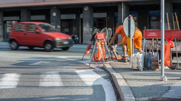Mann bei der Arbeit auf der Straße — Stockfoto