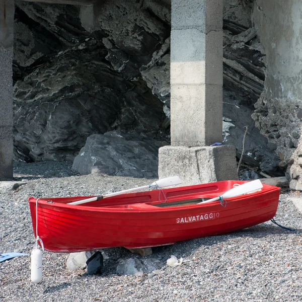 Rescue boat awaiting rescue — Stock Photo, Image