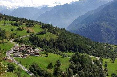 Valle d'Aosta bir yamaç evler