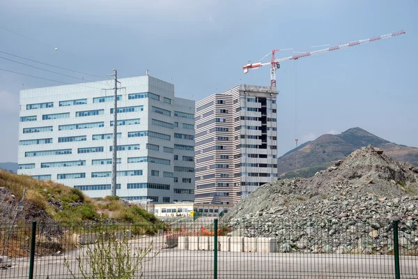 Chantier de construction avec grue de travail — Photo