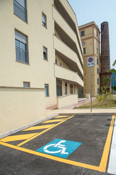 Plaza de aparcamiento para minusválidos en un edificio nuevo — Foto de Stock