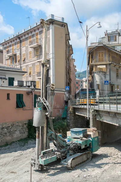 Drill rig on the bed of a stream — Stock Photo, Image