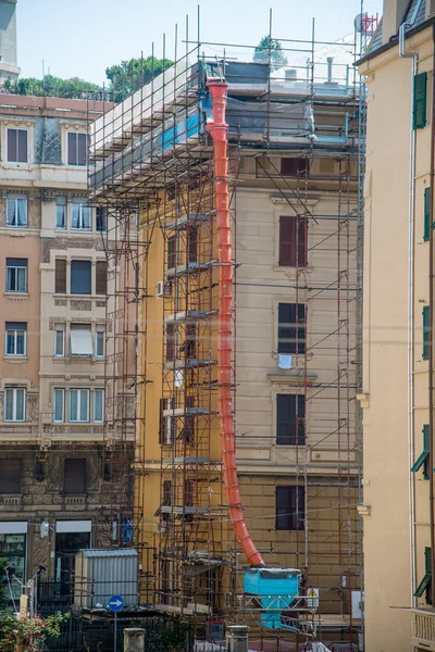 Gerüste für Bauarbeiten rund um ein Gebäude — Stockfoto