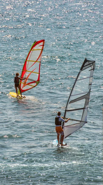 Zwei Windsurfer im Einsatz — Stockfoto