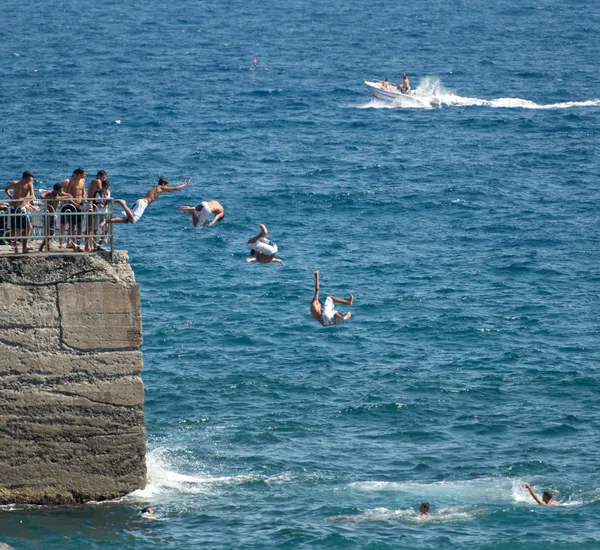 Chicos en secuencia de una inmersión acrobática —  Fotos de Stock