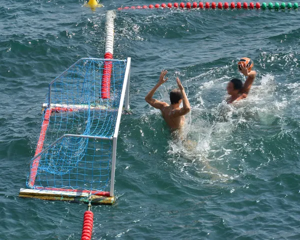 Water polo goalkeeper in action — Stock Photo, Image