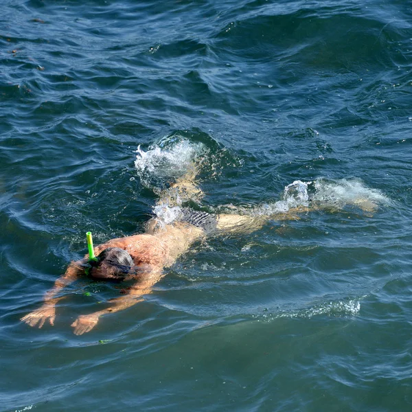 Ung man snorkla i dykning mask — Stockfoto
