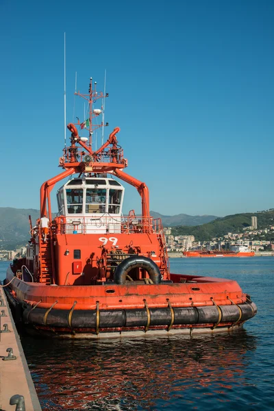 Schlepper im Hafen festgemacht — Stockfoto