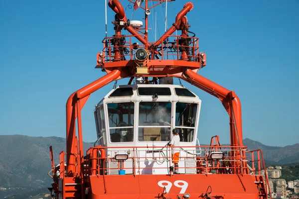 Mann putzt Fenster im Cockpit des Schleppers — Stockfoto