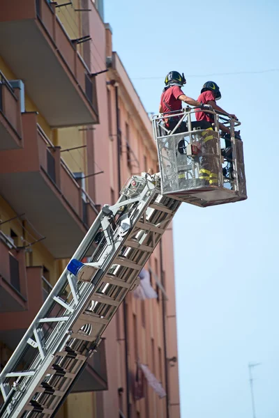 Tűzoltók dolgozik, bizonytalanság, a párkány — Stock Fotó