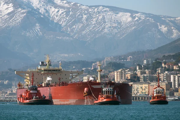 Der Tanker kommt im Hafen an — Stockfoto