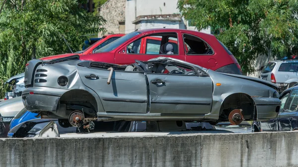 Old cars in the junkyard — Stock Photo, Image