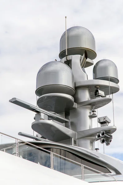 Radar e torre di comunicazione su yacht — Foto Stock