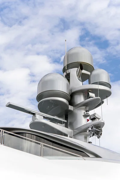 Radar y torre de comunicación en un yate — Foto de Stock