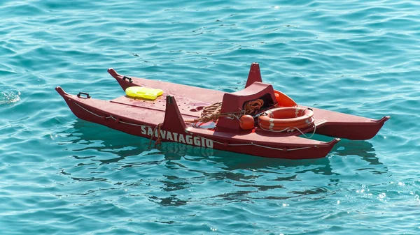 水の中の赤い救命ボート — ストック写真