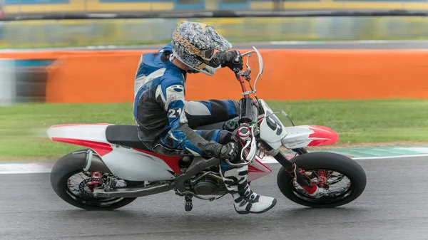 Supermotard во время соревнований — стоковое фото