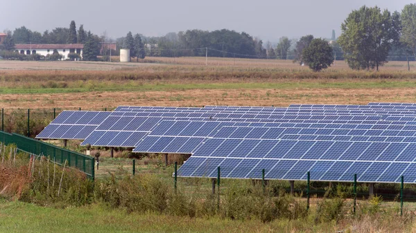 Grand système de panneaux solaires — Photo