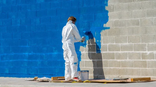 Bir işçi tarafından yapılan dış renk — Stok fotoğraf