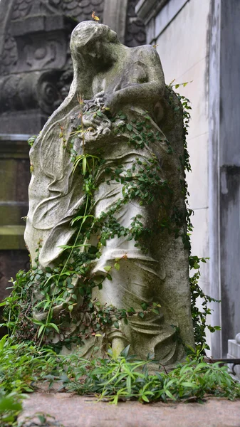 Ángel sobre lápida en cementerio viejo — Foto de Stock