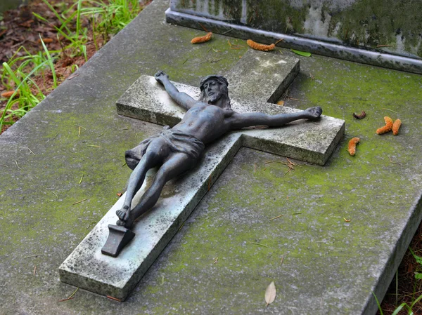 Crucifix on grave — Stock Photo, Image