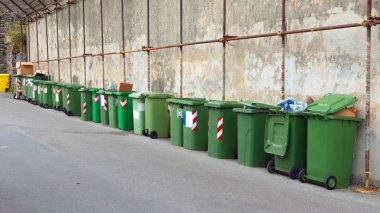 birçok çöp kovaları