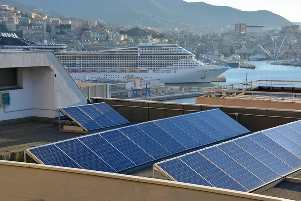 Energia solar na cidade — Fotografia de Stock