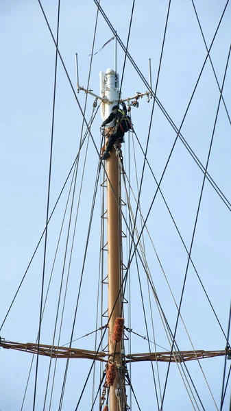 L'uomo al lavoro si arrampicò sui veli — Foto Stock