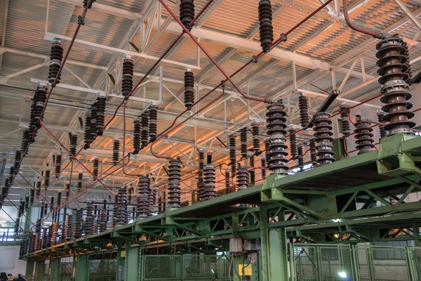Yüksek voltajlı elektrik istasyonu — Stok fotoğraf