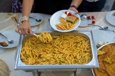 makarna karides ve sebze ile