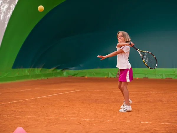 Chica con raqueta en pista de tenis —  Fotos de Stock