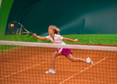 Raket tenis kortunda kızla atlet
