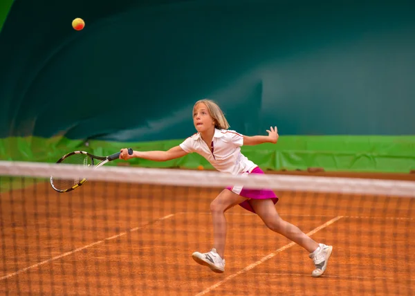 Αθλητής κορίτσι με ρακέτα στο γήπεδο τένις — Φωτογραφία Αρχείου