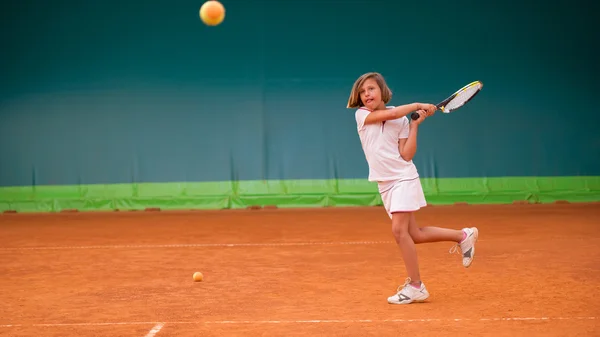 Athlète fille avec raquette sur le court de tennis — Photo