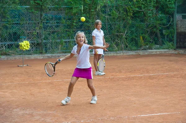 Meninas em treinamento de tênis — Fotografia de Stock