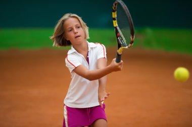 Raket tenis kortunda kızla atlet