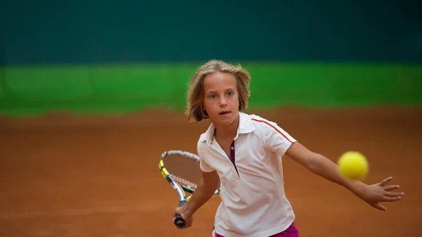 Sportlerin mit Schläger auf Tennisplatz — Stockfoto