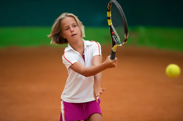 Sportowiec dziewczynka z rakiety na kort tenisowy — Zdjęcie stockowe