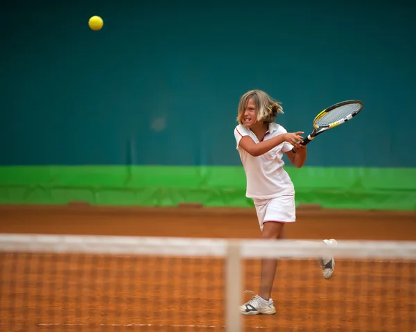 Sportowiec dziewczynka z rakiety na kort tenisowy — Zdjęcie stockowe